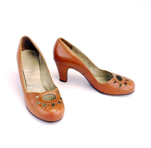 1950s Tan Baby Doll Pumps w Flower Cutout UK 3.5