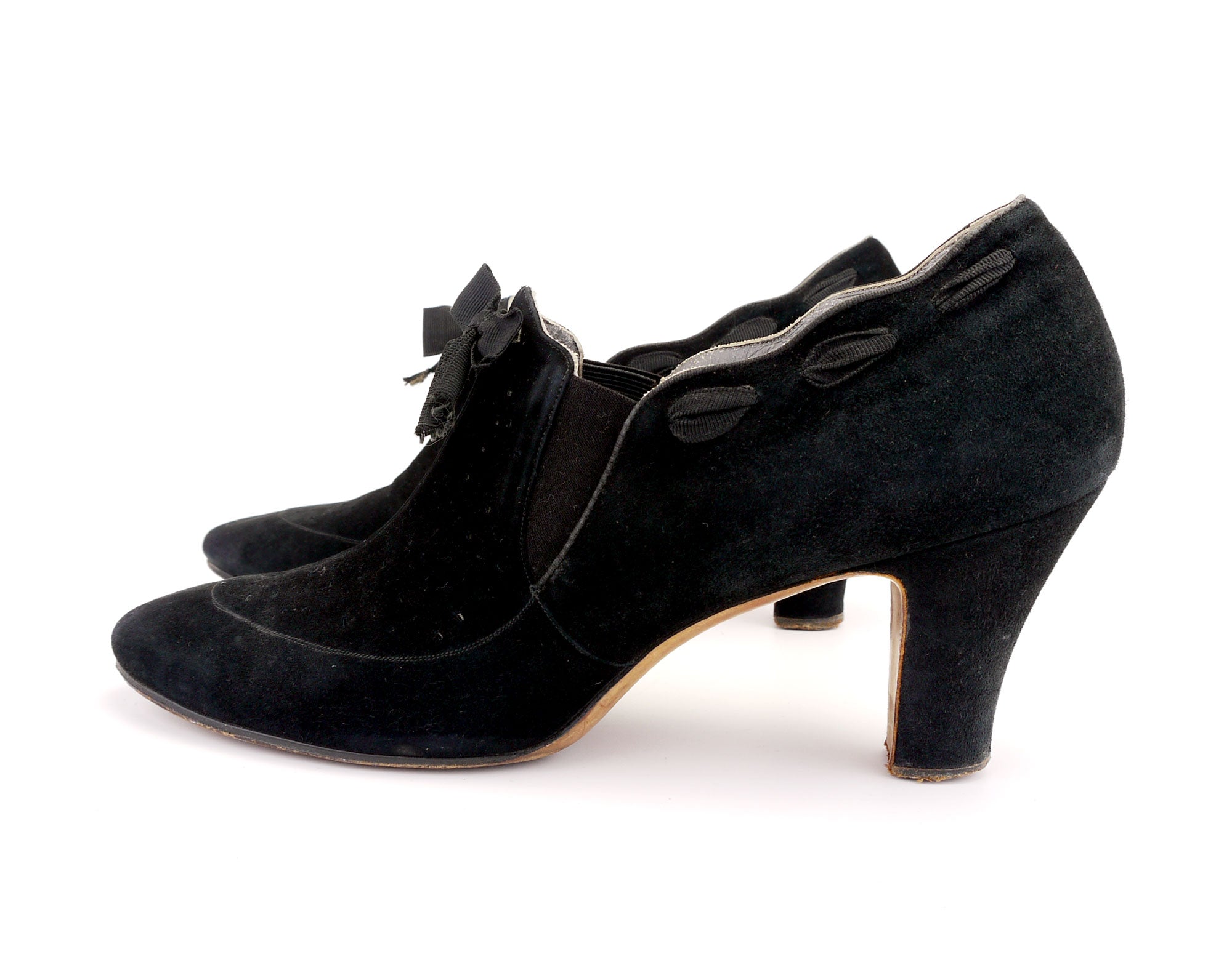 Naturalizer black suede store pumps